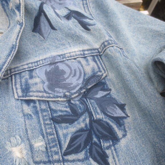 Vintage Deliberate Distressed Ripped Torn Women's Fade Blue Wash Denim Jacket - Picture 3 of 10